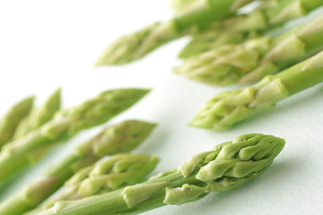 白い背景に置いたグリーンアスパラガスの集合イメージ写真