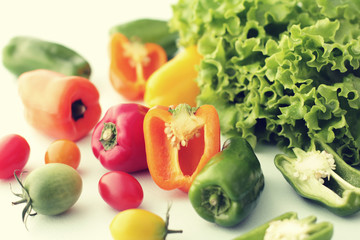 レタスやカラーのピーマンや色のついトマトの集合イメージ写真