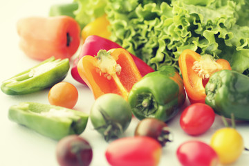 レタスやカラーのピーマンや色のついトマトの集合イメージ写真