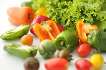 レタスやカラーのピーマンや色のついトマトの集合イメージ写真