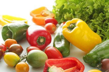 レタスやカラーのピーマンや色のついトマトの集合イメージ写真