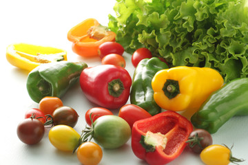 レタスやカラーのピーマンや色のついトマトの集合イメージ写真
