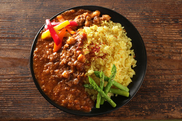 サフランライスと夏野菜のアスパラガス・パプリカのピクルスのカレー