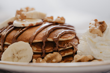 pancake americano de chocolate y banana