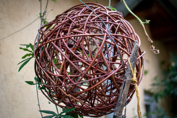 brauner Holzball vor unscharfem Hintergrund