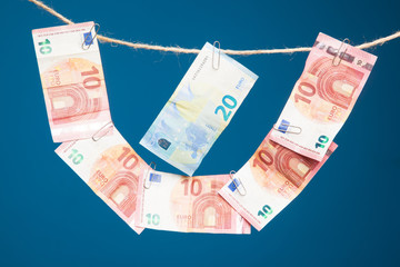 Billetes de dinero, billetes de Euro colgados de un hilo o de un cordel en forma de collar, sobre...