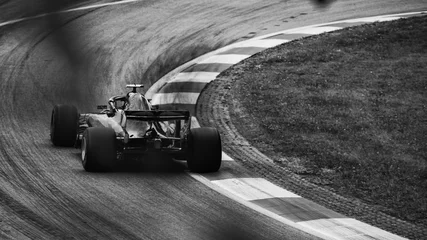 Foto op Plexiglas Formule 1 F1-raceauto op de weg, de bocht in rijdend