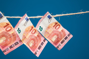 Dinero en billetes de euro, unido a un cordel por clips y billetes unidos entre ellos por clips.