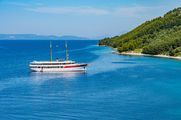 Inselh&uuml;pfen mit dem Segelboot vor der Bucht bei Igrane in Kroatien