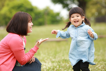 じゃんけんに勝ち喜ぶ女の子