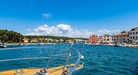 Panorama Blick auf den Hafen von Stari Grad auf der Insel Hvar in Kroatien