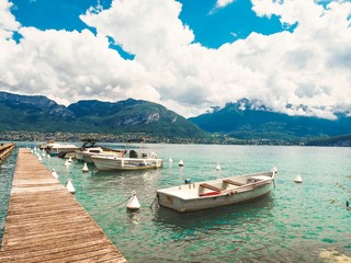 Obraz premium Beautiful view of the lake in Annecy in France, clear azure water, yachts and Alps