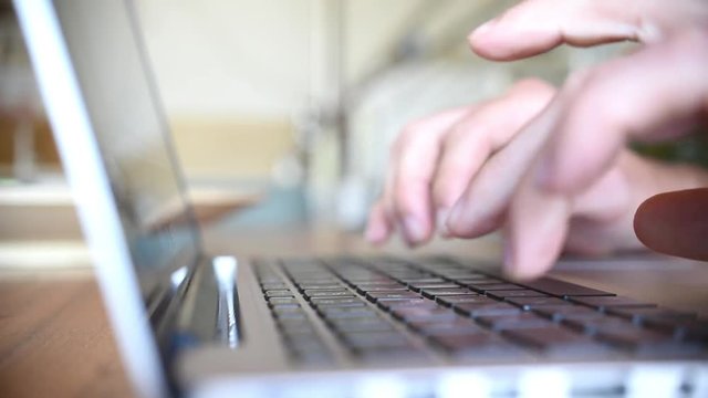 Mann arbeitet am Lap Top und schreibt