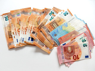 Euro Geldscheine isoliert auf weißem Hintergrund