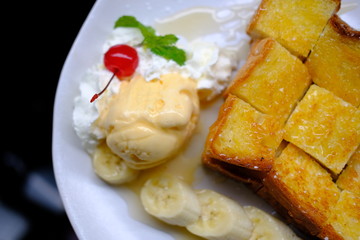 close up honey toast with vanilla ice cream
