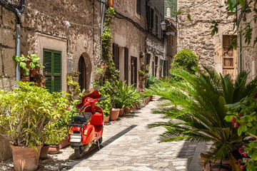 Alley in Valldemossa with potted flowers and red scooter - Mallorca © Wolfgang Jargstorff