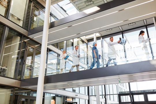 &Auml;rzte Team in der Klinik auf der Galerie