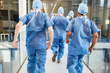 Gruppe Chirurgen laufen schnell zu einem Notfall