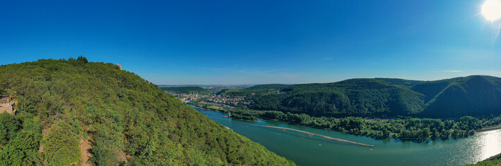 Fototapeta na wymiar Panoramaaufnahme von oben vom Rhein bei Rüdesheim
