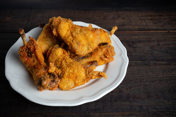  fried chicken in a wooden table.
