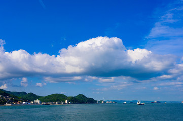 青空と夏雲の関門海峡