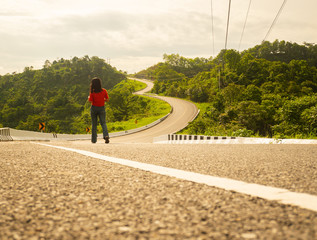 Obraz premium Asain woman traveler thip on the road with beautiful mountain off thailand
