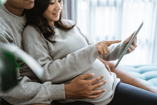 happiness husband and wife feel pregnancy, use tabs to view pregnancy information