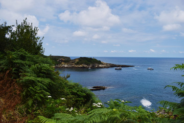 Fototapeta na wymiar Paisaje costero con acantilados junto al mar.