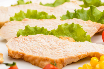 Pollo alla piastra freddo con insalata, close-up