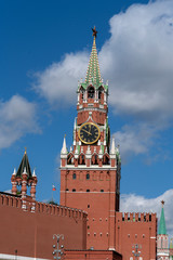 Fototapeta na wymiar Спасская башня Московского кремля с курантами.