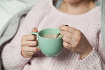 Frau trinkt Tee mit Milch