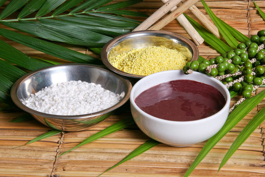 Suco, fruto e semente de a&ccedil;ai com farinha de tapioca e farinha d&acute;'&aacute;gua.