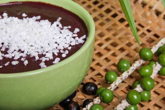 Suco, fruto e semente de a&ccedil;ai com farinha de tapioca e farinha d&acute;'&aacute;gua.