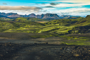 Surreale und farbenfrohe Landschaft Islands mit niemandem in der Nähe