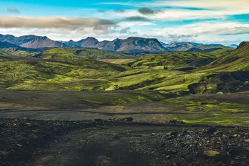 Fotobehang Grijs Surrealistisch en kleurrijk landschap van IJsland met niemand in de buurt