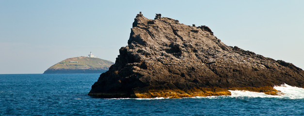 Islote La Foradada y al fondo L'Illa Grossa, Reserva Natural Islas Columbretes, Mar Mediterráneo,...
