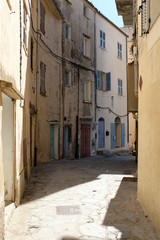 Obraz premium klaines Gässchen in Calvi auf Korsika