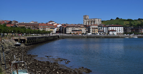 Ría a su paso por el pueblo vasco de Zumaia, España.