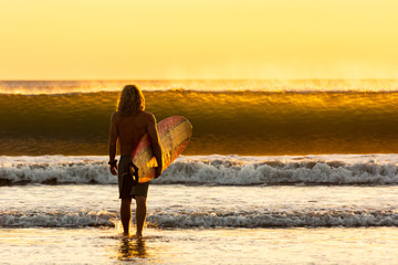 Camino al mar para practicar surf en playa de Jiquilillo en Nicaragua