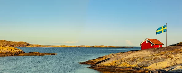 Foto op Aluminium Rood huis in Zweden op de archipel met vlag © by-studio