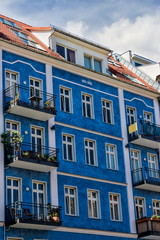 blaues mietshaus in berlin prenzlauer berg, deutschland