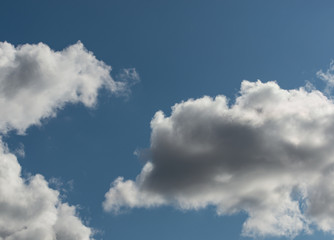 Fototapeta na wymiar Weiße Wolken bei blauem Himmel als Hintergrund