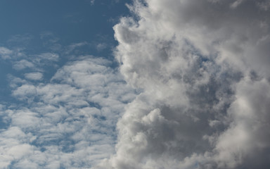 Weiße Wolken bei blauem Himmel als Hintergrund