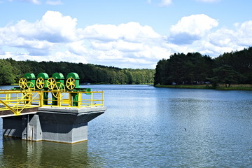 mechanizm zapory i jezioro w Rosnowie