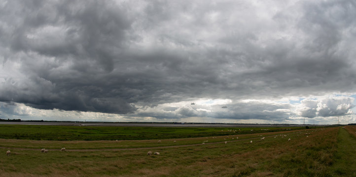 Rollwolke sammelt sich zu einem Unwetter am Himmel zusammen