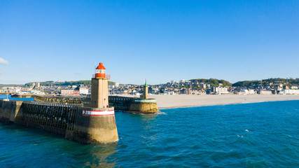 Entrée du port de Fécamp avec la ville et la plage en arrière plan © Florent