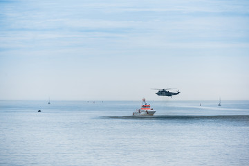SOS Hubschrauber und Boot der Küstenwache zur Seenotrettung
