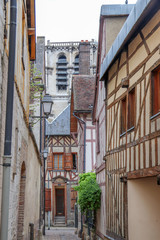 Champagne - Troyes - Ruelle des Chats et clocher de l'église Sainte-Madeleine