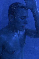 mężczyzna pod prysznicem