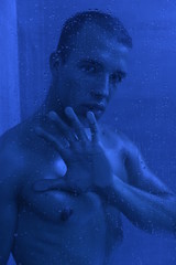 mężczyzna pod prysznicem